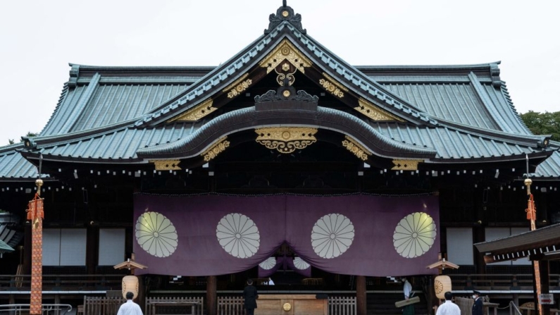 Empleados del santuario caminan delante de uno de los edificios del controvertido santuario de Yasukuni, en Tokio (Japón), el 18 de octubre de 2022. (Richard A. Brooks/AFP vía Getty Images)