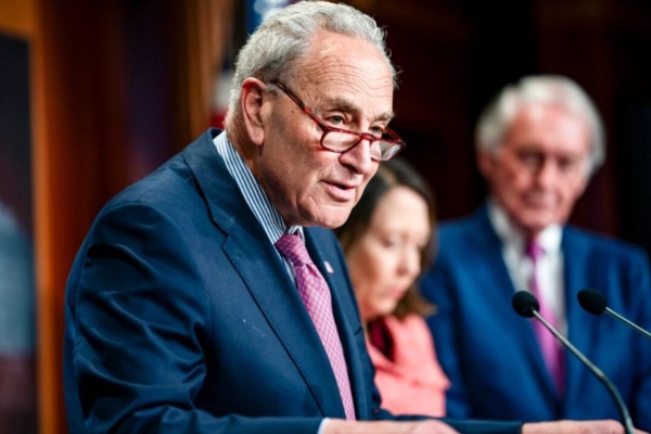 El líder de la mayoría del Senado Chuck Schumer (D-N.Y.) habla durante una conferencia de prensa en el Capitolio de EE. UU. el 5 de junio de 2024. (Kent Nishimura/Getty Images)