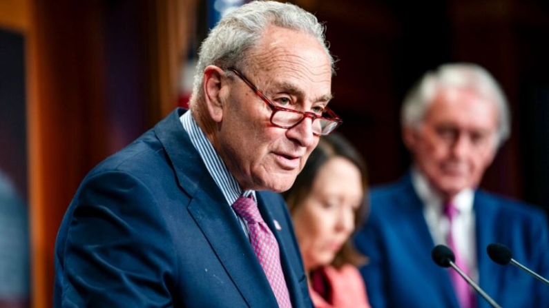 El líder de la mayoría del Senado Chuck Schumer (D-N.Y.) habla durante una conferencia de prensa en el Capitolio de EE. UU. el 5 de junio de 2024. (Kent Nishimura/Getty Images)