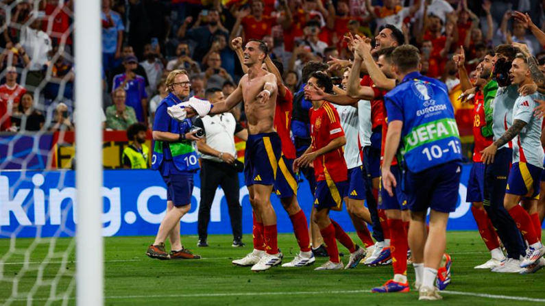 Los jugadores de la selección española celebran su pase a la final tras derrotar a la selección de Francia durante el partido de semifinales de la Eurocopa de fútbol que España y Francia han disputado en Múnich. EFE/J.J.Guillen