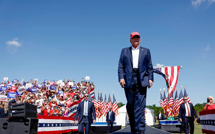 El candidato presidencial republicano, el expresidente Donald Trump, llega a un mitin de campaña en Greenbrier Farms, en Chesapeake, Virginia, el 28 de junio de 2024. (Anna Moneymaker/Getty Images)