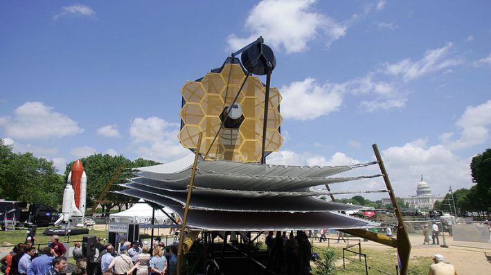 Un modelo a escala real del Telescopio Espacial James Webb se encuentra en el National Mall fuera del Museo Smithsonian del Aire y el Espacio el 10 de mayo de 2007 en Washington, DC. (TIM SLOAN/AFP vía Getty Images)