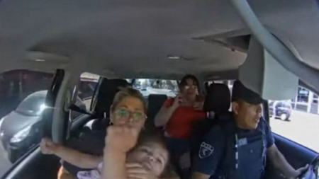 Policía le pide ayuda a Dios mientras reanima a una niña en un rescate impactante I VIDEO