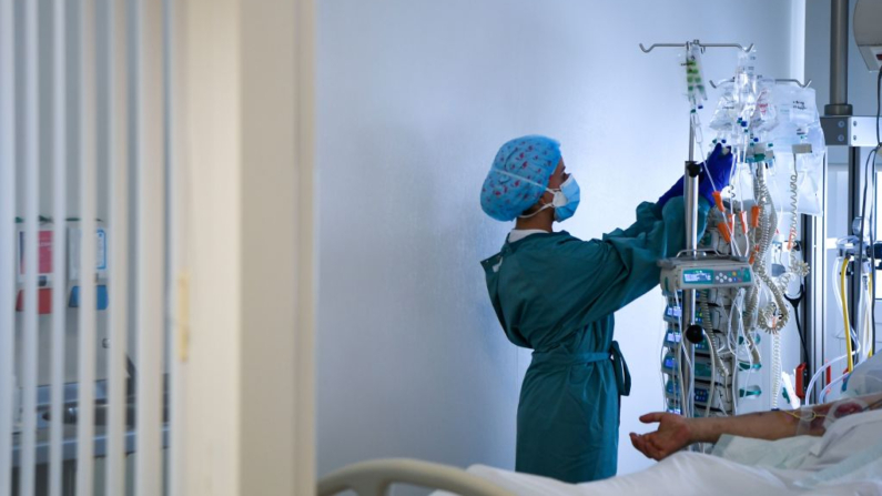 Un trabajador sanitario atiende a un paciente en la Unidad de Cuidados Intensivos (UCI), en una fotografía de archivo. (Pau Barrena/AFP vía Getty Images)