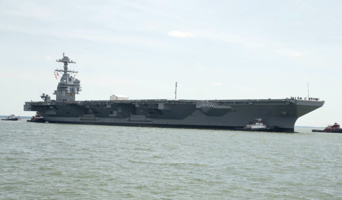 El USS Gerald R. Ford (CVN78) es empujado por remolcadores mientras el barco ingresa al astillero Huntington Ingalls Newport News en Newport News, Virginia, el 15 de julio de 2018. (Especialista en comunicación de masas de segunda clase Cat Campbell/Marina de los EE. UU.)