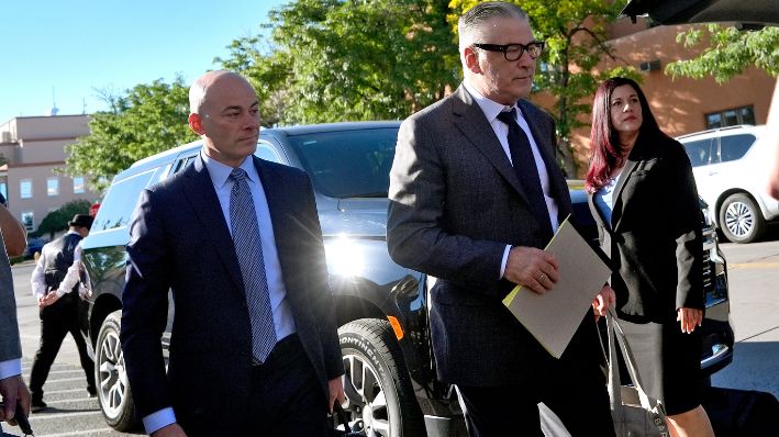 El actor Alec Baldwin, derecha, y el abogado Luke Nikas, llegan para la selección del jurado en su juicio por homicidio involuntario, el martes 9 de julio de 2024, en Santa Fe, Nuevo México (Foto AP/Ross D. Franklin)