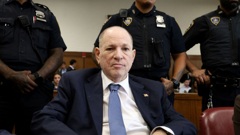 El exproductor de cine Harvey Weinstein comparece en el Tribunal Penal de Manhattan para una audiencia de estado para ser juzgado de nuevo, después de su condena por delitos sexuales anulada, en la ciudad de Nueva York, 9 de julio de 2024. (Jefferson Siegel/POOL/AFP vía Getty Images)