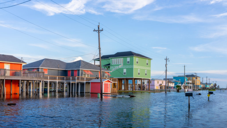 Las casas están rodeadas de agua después de que el huracán Beryl arrasara la zona el 08 de julio de 2024 en Surfside Beach, Texas. (Brandon Bell/Getty Images)