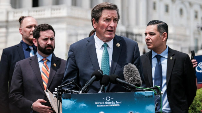 El representante John Garamendi en una rueda de prensa en Washington el 23 de mayo de 2024. (Michael A. McCoy/Getty Images)