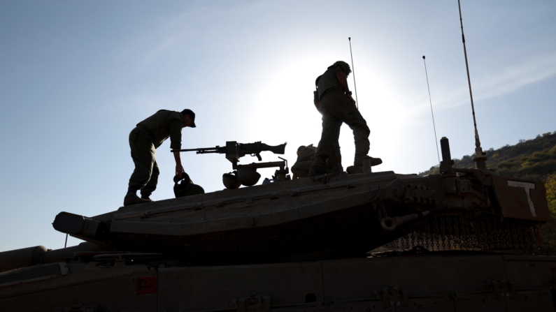 Imagen de archivo de soldados israelíes en un tanque. (EFE/ATEF SAFADI)