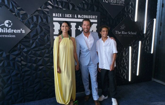 Camila Alves McConaughey, Matthew McConaughey y Levi Alves McConaughey asisten a la 2023 Mack, Jack & McConaughey Gala en ACL Live at Moody Theatre en Austin, Texas el 27 de abril de 2023. (Hubert Vestil/Getty Images)