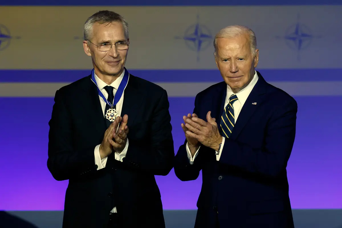 El presidente Joe Biden entrega la Medalla Presidencial de la Libertad al secretario general de la OTAN, Jens Stoltenberg, durante el acto de celebración del 75 aniversario de la OTAN en el Auditorio Andrew Mellon de Washington, el 9 de julio de 2024. (Kevin Dietsch/Getty Images)