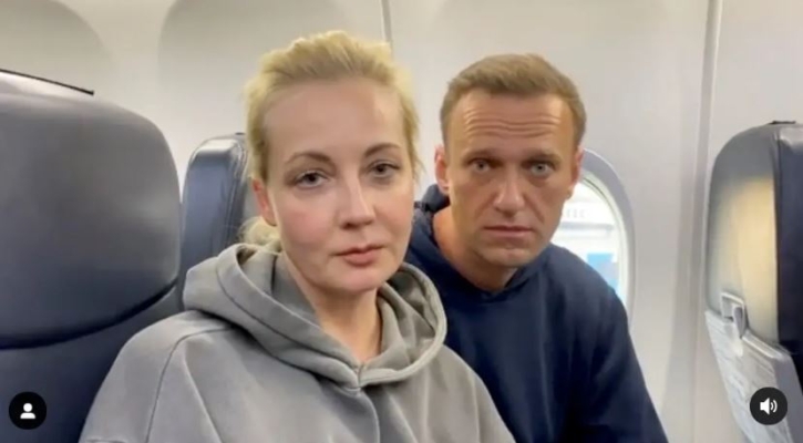 El líder opositor ruso Alexei Navalny y su esposa Yulia Navalnaya a bordo de un avión antes de la salida hacia la capital rusa, Moscú, en un aeropuerto de Berlín, Alemania, el 17 de enero de 2021. (Maria Vasilyeva/Reuters)