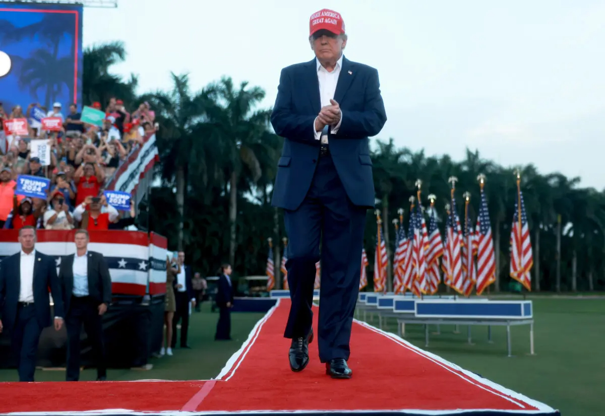 El expresidente Donald Trump llega a su mitin de campaña en el Trump National Doral Golf Club el 09 de julio de 2024. (Joe Raedle/Getty Images)