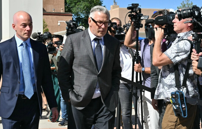 El actor Alec Baldwin (C) sale del juzgado con uno de sus abogados Luke Nikas (L) después del primer día en su juicio por homicidio involuntario en Santa Fe, N.M., el 9 de julio de 2024. (Frederic J. Brown/AFP vía Getty Images)
