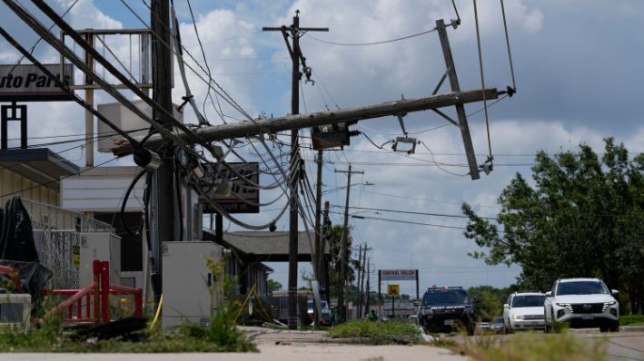 El tráfico se dirige por una línea eléctrica derribada en Houston, martes 9 de julio de 2024. (AP Photo/Eric Gay)
