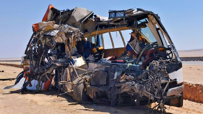 Foto de archivo: Una imagen muestra los restos de un autobús después de chocar con un camión en una carretera de Africa. (AFP via Getty Images)