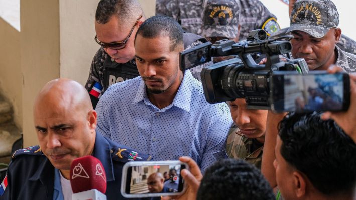 El jugador de campo corto de los Rays de Tampa Bay, Wander Franco, en el centro, es escoltado por la policía hasta un tribunal en Puerto Plata, República Dominicana, el 5 de enero de 2024. (Foto AP/Ricardo Hernández, Archivo)