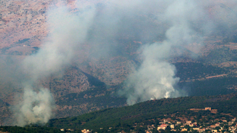 Un ataque aéreo israelí en las afueras de la localidad de Habbariyeh (Líbano), cerca de la frontera con Israel, el 9 de julio de 2024, en medio de los enfrentamientos transfronterizos entre tropas israelíes y terroristas de Hizbulá. (Rabih Daher/AFP vía Getty Images)