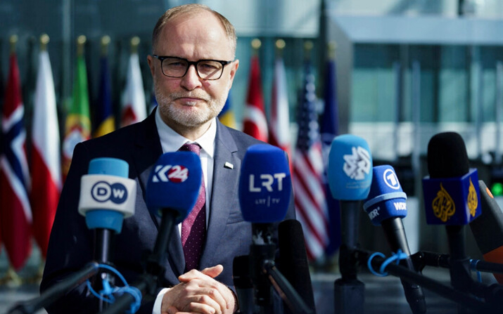 El ministro de Defensa de Letonia, Andris Spruds, realiza una declaración antes de una reunión de ministros de Defensa de la OTAN en la sede de la OTAN, en Bruselas, el 13 de junio de 2024. (Simon Wohlfahrt/AFP vía Getty Images)