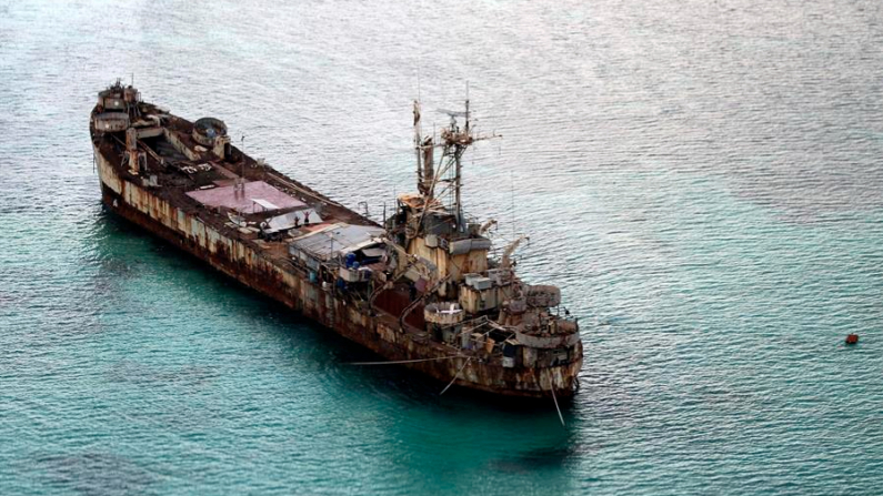 Fotografía de archivo del barco filipino Sierra Madre varado en el atolón Second Thomas, cuya soberanía se disputan Manila y Beijing en las islas Spratly en el mar de China Meridional. EPA/Ritchie B. Tongo 