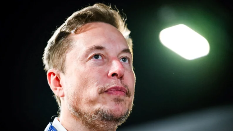 El CEO de X, Elon Musk, durante la Cumbre de Seguridad de Inteligencia Artificial del Reino Unido en Bletchley Park, Inglaterra, el 1 de noviembre de 2023. (Leon Neal/AFP vía Getty Images)