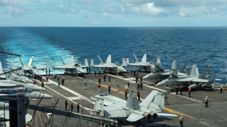 La cubierta de vuelo del portaaviones de clase Nimitz USS Theodore Roosevelt en el Mar de China Meridional, el 4 de julio de 2024. (Marinero Ryan Holloway/Marina de EE.UU., vía AP)