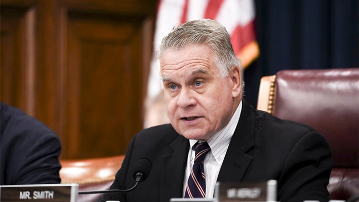 El representante Chris Smith (R-N.J.) habla durante una audiencia sobre "Complicidad empresarial: Subsidizing the PRC's Human Rights Violations" en Washington el 11 de julio de 2023. (Madalina Vasiliu/The Epoch Times)