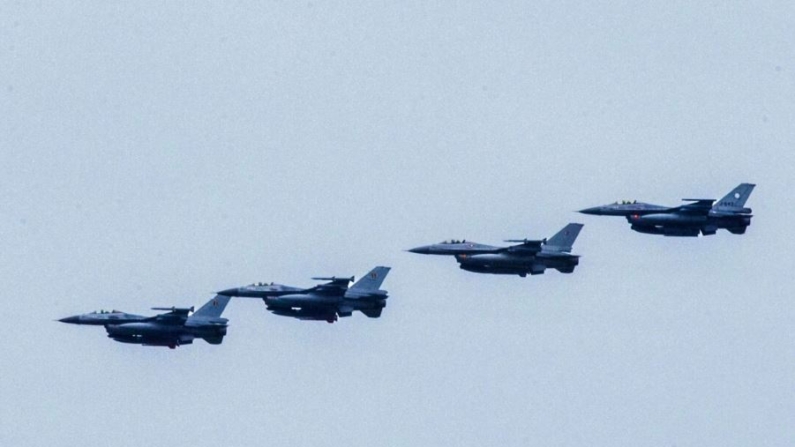 Cuatro F-16 holandeses vuelan cerca de la base aérea de Leeuwarden, cerca de Leeuwarden, Países Bajos, el 25 de septiembre de 2014. (Vincent Jannink/AFP/Getty Images)