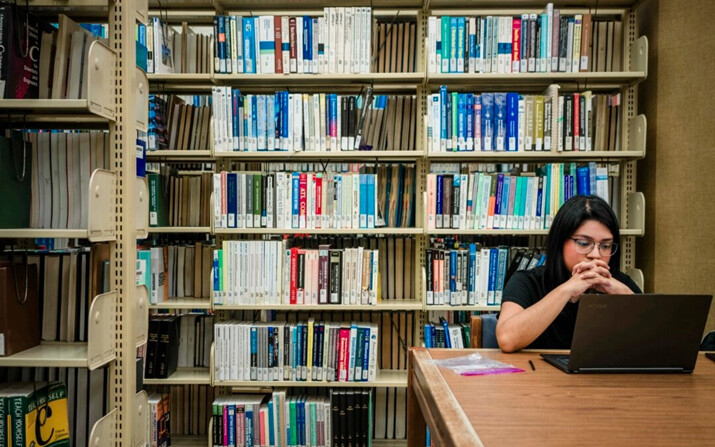 Adamary Garcia estudia en la Biblioteca Perry-Castaneda de la Universidad de Texas, en Austin, el 22 de febrero de 2024. (Brandon Bell/Getty Images)