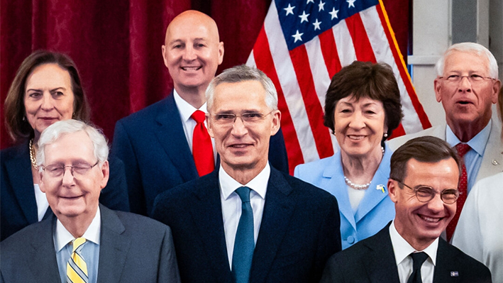 El secretario general de la OTAN, Jens Stoltenberg (C), se reúne con legisladores en Washington, el 10 de julio de 2024. (Madalina Vasiliu/The Epoch Times)
