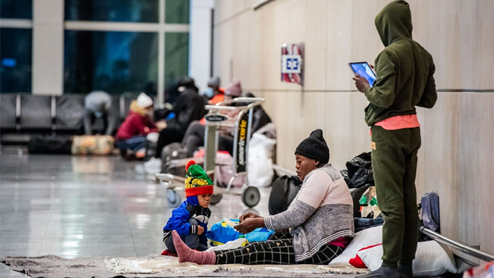 Inmigrantes ilegales utilizan la Terminal E del Aeropuerto Internacional Logan de Boston como refugio en Boston el 30 de enero de 2024. (Joseph Prezioso/AFP vía Getty Images)