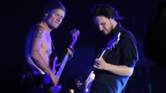 Demandan a Josh Klinghoffer, exguitarrista de los Red Hot Chili Peppers, por ocasionar la muerte de un hombre
