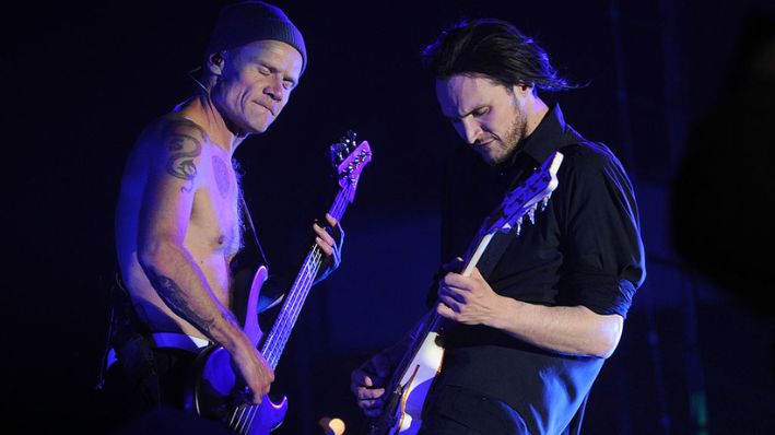 El músico Michael "Flea" Balzary (Izq.) y Josh Klinghoffer de la banda Red Hot Chili Peppers actúan en el escenario durante el día 3 del Coachella Valley Music & Arts Festival 2013 en el Empire Polo Club, el 14 de abril de 2013 en Indio, California. (Kevin Winter/Getty Images por Coachella)