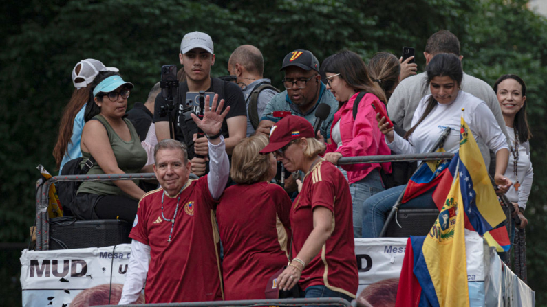 Edmundo González Urrutia de la Coalición Plataforma Unitaria saluda a sus simpatizantes durante un mitin oficial de inicio de campaña antes de las elecciones presidenciales el 4 de julio de 2024 en Caracas, Venezuela. (Marcelo Pérez Del Carpio/Getty Images)