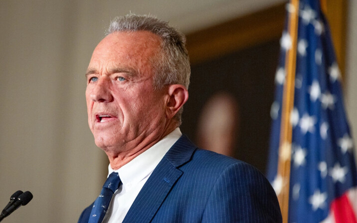 El candidato presidencial Robert F. Kennedy Jr. habla en la biblioteca Nixon, en Yorba Linda, California, el 12 de junio de 2024. (John Fredricks/The Epoch Times)
