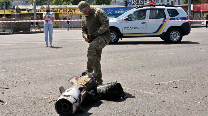 Un experto policial examina fragmentos de un misil ruso que tenía como objetivo la capital ucraniana, en Kiev, Ucrania, el 29 de mayo de 2023. (Sergei Supinsky/AFP vía Getty Images)