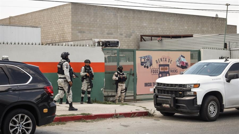 Personal de la Guardia Nacional y del Ejército Mexicano resguardan un predio donde se encontró la construcción de un narcotúnel entre México y Estados Unidos, el 10 de julio de 2024 en la ciudad de Tijuana (México). EFE/Joebeth Terríquez