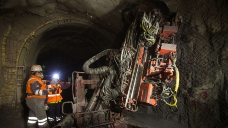 Rescatan con vida a minero chileno atrapado tras derrumbe desde el lunes