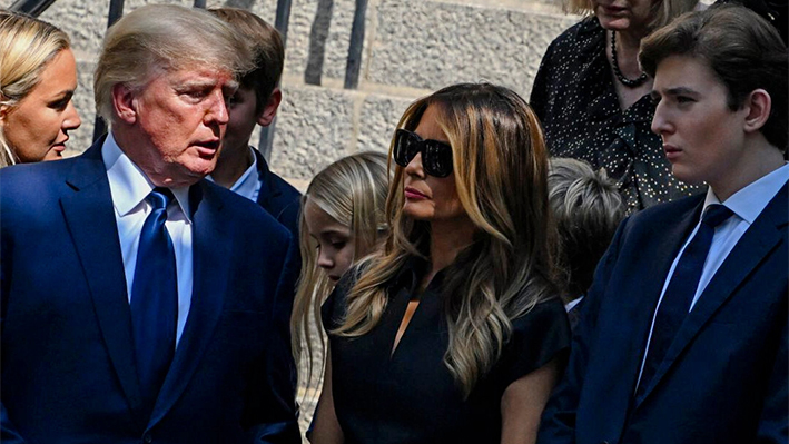 El expresidente Donald Trump, la exprimera dama Melania Trump y su hijo, Barron Trump, salen del funeral de Ivana Trump, en una foto de archivo. (Alexi J. Rosenfeld/Getty Images)
