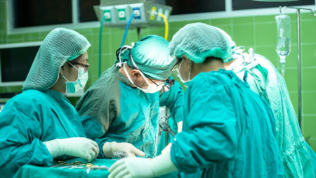 Realizan el primer trasplante de laringe en un paciente con cáncer