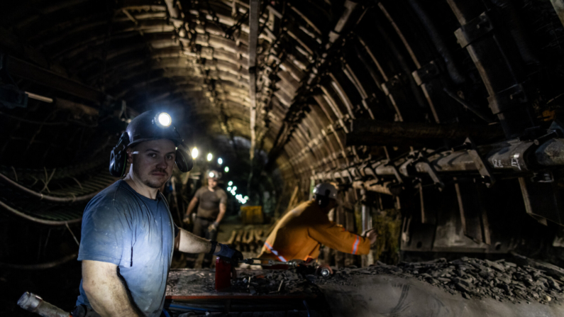 Mineros trabajan a una profundidad de más de 1000 metros en la mina de carbón Bogdanka, cerca de Lublin, en el este de Polonia, el 5 de febrero de 2024.(WOJTEK RADWANSKI/AFP via Getty Images)