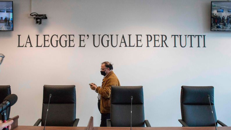 Una vista tomada el 15 de diciembre de 2020 en Lamezia Terme, Calabria, muestra el banco de los magistrados dentro de una nueva sala bunker construida para el próximo maxi-juicio 'Rinascita-Scott', en el que más de 350 presuntos miembros del grupo mafioso 'Ndrangheta de Calabria y sus asociados serán juzgados esta semana. (GIANLUCA CHININEA/AFP via Getty Images)