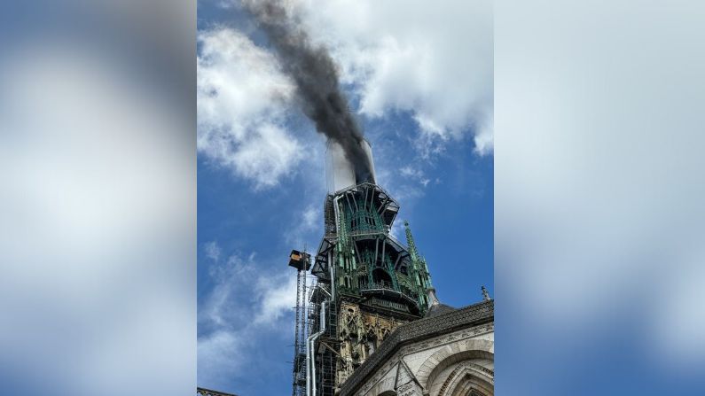 La aguja de la catedral de la ciudad francesa de Rouen, en la región de Normandía, ha sufrido un incendio este jueves, los servicios de emergencias ya se han desplazado a la zona. (EFE/ Préfet De Normandie Et De La Seine-maritime via X)