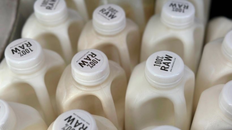 Botellas de leche cruda de Raw Farm de Fresno, California, se exhiben para la venta en una tienda en Temecula, California, el 8 de mayo de 2024. (JoNel Aleccia/Foto AP)