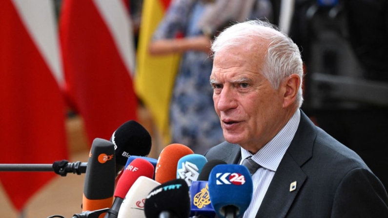 El alto representante de la Unión Europea para Asuntos Exteriores y Política de Seguridad, Josep Borrell, habla con los periodistas antes de la Cumbre del Consejo Europeo en la sede de la UE en Bruselas el 27 de junio de 2024. (John Thys/AFP vía Getty Images)