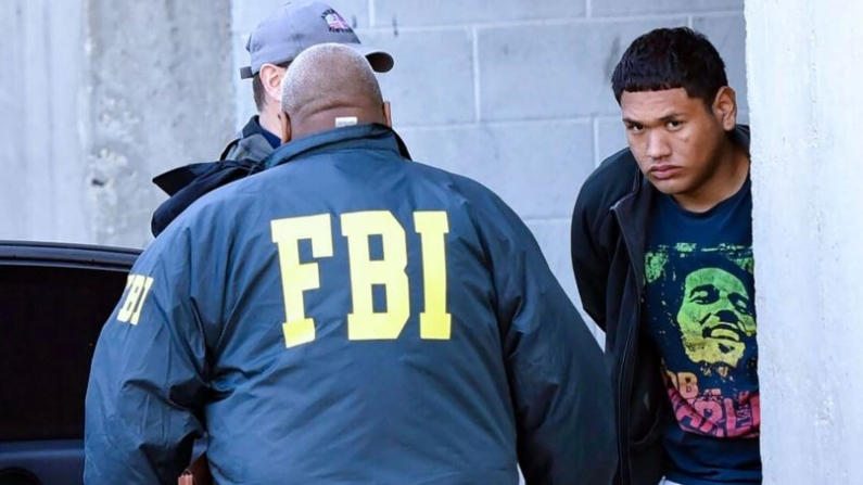 El acusado, miembro de la pandilla MS-13, Alexi Saenz, es escoltado por agentes del FBI en Central Islip, Nueva York, el 2 de marzo de 2017. (James Carbone/Newsday vía AP)