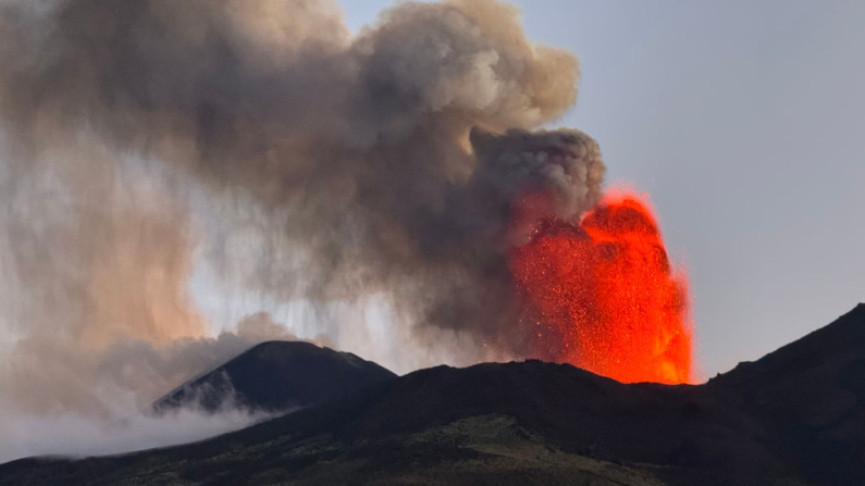 Una imagen muestra la erupción del volcán Etna el 5 de julio de 2024 en Sicilia (Italia). (Giuseppe Distefano/Etna Walk/AFP vía Getty Images)