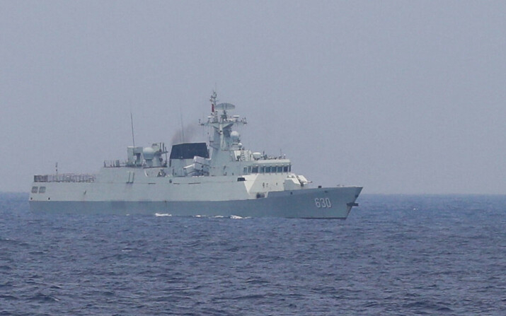 Un buque de la Armada china navega en el Mar de China Meridional, el 4 de octubre de 2023. (Adrian Portugal/Reuters)