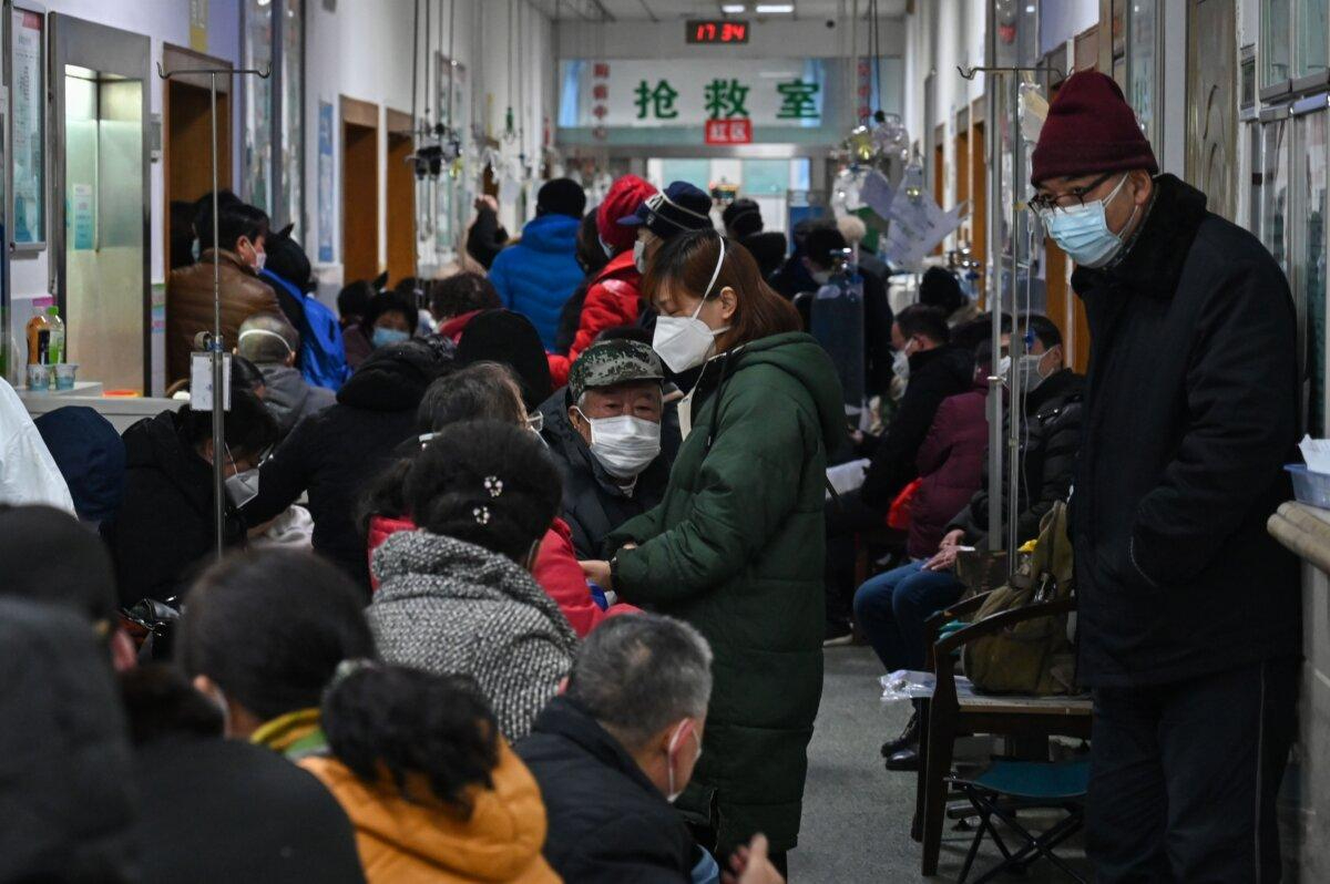 Personas con mascarillas esperan atención médica en el Hospital de la Cruz Roja de Wuhan, en Wuhan, provincia de Hubei, el 25 de enero de 2020. (Hector Retamal/AFP vía Getty Images)